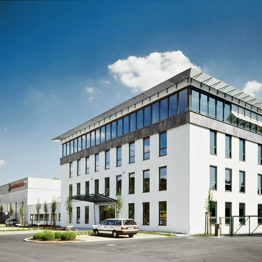 Picture of a building with meadow and hammel